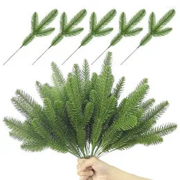 Dekorative Blumen 12pcs künstliche grüne Pflanzen Weihnachten Kiefer Nadelzweige Baum Ornament Weihnachtsdiy Handwerk Hochzeitsfeier Gartendekoration