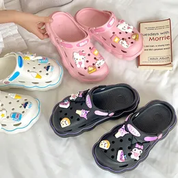 2024 Kuromi Cave Schuhe Frauen Sommer -Cartoon -Accessoires Authentische IP CO Marken Außen tragen dicke Sohle Eva Anti -Slip Zwei Wear Pantoffeln