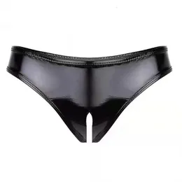 Kvinnor Sexig öppning Crotch Leather Shorts för sex Erotisk porr under Crotchless underkläder Glossy Wetlook Latex Mini Pants 240419