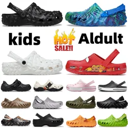 Deisgner Herren Frauen Kinder Klassiker Echo Clog Durian Salehe Bembury Sandalen Schieberie Slide Slide Sasquatc Stratus Urchin Menemsh Crocodile Kokumberschnalle Hospital