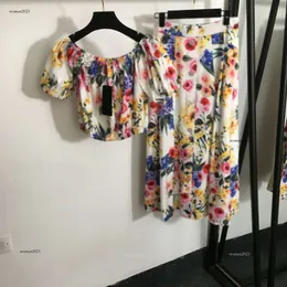 Kadın etek set tasarımcı gömlek takım elbise bayanlar 2pcs marka tişört bahar moda t gömlek renk çiçek baskı logosu yüksek belli etek iki parçalı elbise takım elbise 19 Nis