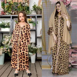 Roupas étnicas Temperamento de leopardo imprimir marrom-mãe-filha correspondente à roupa européia e americana