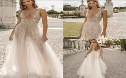 2019 Berta Wedding Dresses A Line Deep V pescoço sexy sem costas de trem sem mangas praia vestido de noiva lantejas de miçangas vestido de n6590488