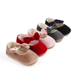 Born Baby Shoes Boy Girl Classic Bowknot in gomma Sole Abito antisciplina First Walker Toddler Crib 240415