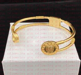 Collana di stilista di stilista v Lettera Bracciale aperto Banshee Head 18K Gold Birthdated Birthdated Engagement Gift 229841698