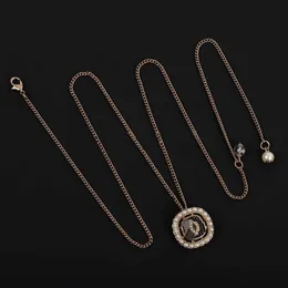 قلادة مصممة فاخرة مطلية للنساء Fritillary شكل العلامة التجارية لرسالة القلاحات قلادة مجوهرات الملحقات عالية الجودة 240415