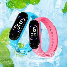 Relógio digital Novo designer eletrônico LED Sport Watch Men Men Men Wristwatches Tira de borracha à prova d'água Relógio de moda de cor sólida ajustável