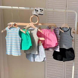 Kläder sätter sommar barns pyjama set baby flickor randig ärmlös t-shirt casual shorts 2st 2024 koreansk stil barn hemdräkt