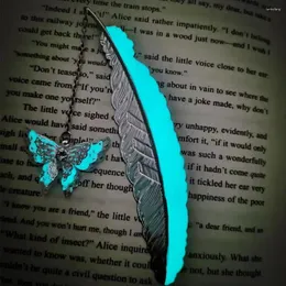 Metal Bookmark Luminous Feather com pingente de borboleta elegante marcador de livros para a escola em casa