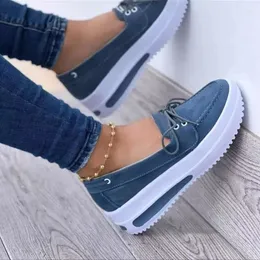 Casual Shoes 2024 Plattform Kvinnors sneakers Fashion Bekväm slip på platta kvinnor ökar Vulkaniseringskvinnan