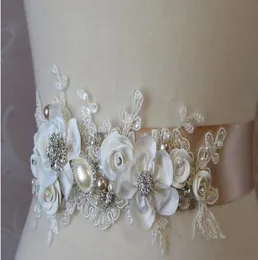 2019 Verkauf billiger handgefertigten Blumen Perlen Brautschärfengürtel Hochwertige Spitzenapplikationen Mode Hochzeitszubehör A113633802