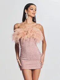 Lässige Kleider Bevenccel 2024 Sommer Frauen sexy trägerlos rückenfreie Pailletten Feather enge Mini -Kleid Elegante Promi -Party