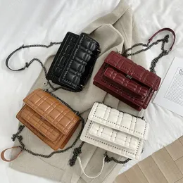 Stume a tracolla Super Rivet Bag Women 2024 Red Fashion Red Fashion coreano Versatile One Messenger Chain