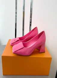 مصمم النعال مع صندوق الصندل الفاخر للنساء أحذية أحذية البلياردو وسادة الراحة ببغال النحاس الثلاثي الأسود الوردي العاجي الصيف F6935677
