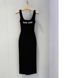 Marca de luxo miu designer preto vestido em camisole doce mini -saia sexy colete sem mangas verão y2k malha tank top22