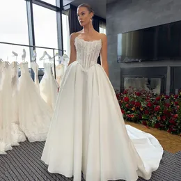 현대 A- 라인 웨딩 드레스 2024 끈이없는 레이스 아플리케 바스크 허리 라인 웨딩 드레스 주름 푹신한 새틴 신부 드레스