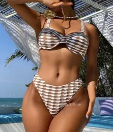 2024 Yüzme Yüzme Giyim Lüks Tasarımcı Bikini Mayo Yakuda Pit Strip Üçgen Pack Mayo Bölünmüş Vücut V Boyun Bej Entegre Tasarım Kadınlar Split Vücut Mayo