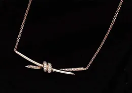 V Goldmaterial Charme Knotenform Pendell Halskette mit Diamant oder Nein für Frauen Engagement Schmuck Geschenk Stempel Velet Bag PS40131772872