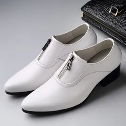 Scarpe eleganti appuntiti in pelle piccola per uomini che indossano abbigliamento da business versione coreana di bianco britannico con altezza aumenta 5 cm