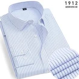 Spring Mens Striped Longsleeved Shirt Nonironing Antiwrinkle Wygodna oddychająca biznesowa moda Slim Fit 240418