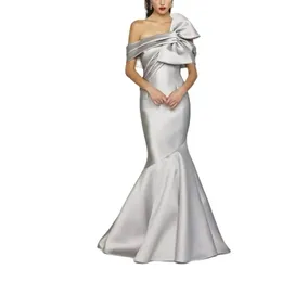 Vintage Long Satin Silver Prom -klänningar med Bow Mermaid Anpassad veckad en axel WATTEAU Train Party Dress Maxi Formella aftonklänningar för kvinnor