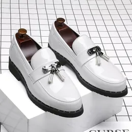Sıradan Ayakkabı Erkek Partisi Gece Kulübü Giyim Püskülleri Tembel Ayakkabı Üzerinde Kaydırılabilir Patent Deri Loafers Oxfords Sneakers Chaussures
