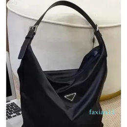 A mais recente bolsa de nylon à prova d'água P Bag P Home Vintage Casual Moda Versátil Bolsa de ombro simples com Hobo de grande capacidade