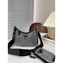 Designer feminino hobo diamantes bolsa de ombro de banda de ombro da axilia Itália Milão marca de luxo P Reedição de meia-lua Bolsas de lua com tiras duplas pequenas bolsas de noite