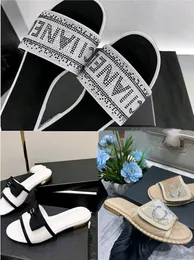 Skor lyxdesigner platt skor varumärke skor vatten diamant båge övre design modemärke kvinnors sandaler anti slip och sexig strand flip-flops 2c kanal designer skor