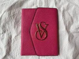 Клипы против Fuschia Trifold Passport Cover Caven Кредитная карта кошелька для туристического кошелька