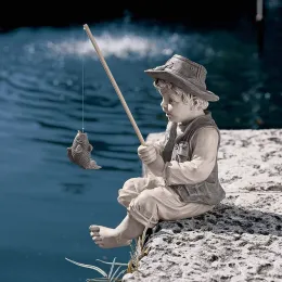 Tillbehör Trädgårdsstaty Gone Fishing Boy Ornament Fisherman med fiskespängskulptur för dammträdgård utomhusdekoration