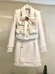 Herbst Hochwertige Tweed 2 -teilige Set Women Winter Bow Jacke Mantel Elegant Mini Quaste Bleistift Wolle Blendrock Anzüge 240419