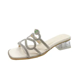 Frauen beliebte neue dicke, hochhackige Hausschuhe Damen Strass-Flachsandalen mit quadratischen Kopfschuhen für Frau A094