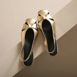 Scarpe casual primaverili e estate in pelle morbida sandali a testa da donna indossano piatto dopo inciampare il temperamento argento oro quadrato