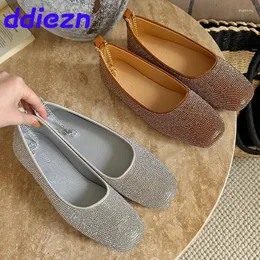 Casual Shoes 2024 Rhinestones Round Toe Fashion Metal Chain Women Flats med kvinnliga grunt skor Bling Ladies Slides