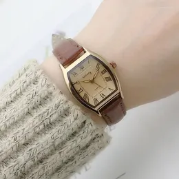 腕時計高品質の女性のための高品質の女性合金ケースレザーストラップ大きな数値ダイヤルエレガントな贈り物