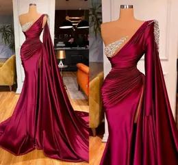 Parti Elbiseleri Burgundy Denizkızı Gizli Elbise Bir Omuz Boncukları Piller Yan Bölünmüş resmi balo elbiseleri Arapça Dubai Vestidos De Fieast