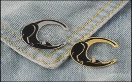 Accessori cartoni animati Prodotti per bambini Maternity Maternity Black Cat Moon Enamel Pins Gold Sier Badge Pinello Bavaglio Scegli Shirt Denim Borsa Co3160746