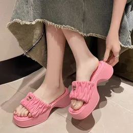 Little doftande Barbie Pink Slippers Female Summer Wear 2024 Ny mjuk bomullsbotten tjock botten Fold Cloud Beach Sandals Trend Style In Style L240422 2