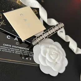 Luxury Gold-Plated Bangle Designer med klassisk retrodesign av hög kvalitet Diamond Inlay Högkvalitativ Bangle Boutique Gift Wedding Present Bangle With Box