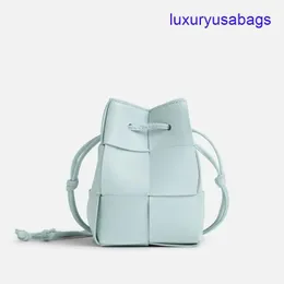 Womens Designer Cassette Cross-body Bucket Botegaveneta Mini/Small Size Intreccio Leather Cross-body Bucket Bag Interior Open Pocket Drawstring Stängning HBI8