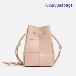 Designer femminile Cassetta Crucia a cross-body Botegaveneta Mini/Piccole dimensioni Intreccio in pelle Cross-body Borsa a cross-body Interni Apri tasca a tasca chiusura 8lei