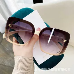Designerin Sonnenbrille 2024 Neues leichter leichter Luxus kleiner Duft von Hochklassen weibliche Sonnenbrille Tiktok Modetrendnetzwerk Red Tide Sonnenbrille