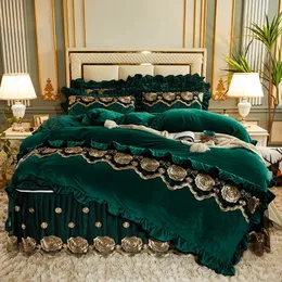 Luxury Vintage Wedding Gold Rose Lace Embroidery Crystal Velvet Bedding Set Duvet Cover Quilted Bed Skirt Bedspread Pillowcases 240416