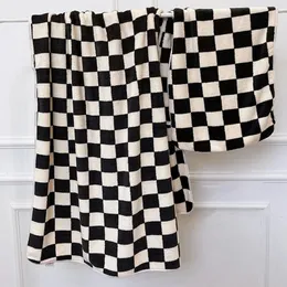 Checkerboard 격자 무늬 목욕 타월 부드러운 피부 친화적 인 큰 타월 편안