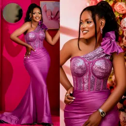 2024 FUCHSIA PROM VEDORES PARA MULHERES NEGRAS Promdress Vestidos de noite elegantes Vestido de aniversário de renda com laca de um ombro Segunda recepção vestido de noivado AM749