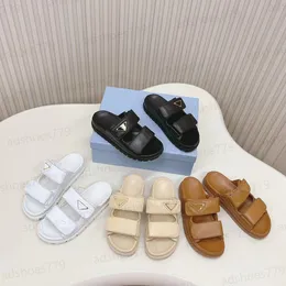 منصة جلدية حقيقية منصة شريحة الشريحة Slippers Women's Comfort مع مثلث توقيع مفتوح أصابع القدمين أحذية مصممة فاخرة شاطئ الصندل 35-41 مع صندوق