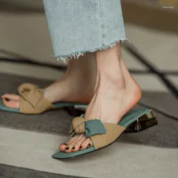 Tofflor kvinnor sommarskor 2024 trendiga blandade korsar båge tie chunky glider kvinna designer elegant casual flip flops sandaler