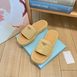 Die neue Raffia gewebte Plattform -Pantoffeln Stroh gewebten Schwamm Bottom Luxus Frauenschuppen Party Flat Freundin Geschenk Strand Sandalen Wome Strohschuhe