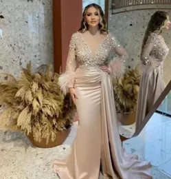 Lüks Seksi Derin V Boyun Boncuklu Kristal Tüyler Saten Prom Elbiseler Uzun Kollu Yan Yarık Denizkızı Gece Elbiseleri Arapça Kadın Parti Önlükleri